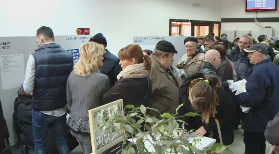Cozi cu noaptea in cap, la taxe si impozite. Nemultumirile celor care s-au inghesuit sa scape de datorii la inceput de an