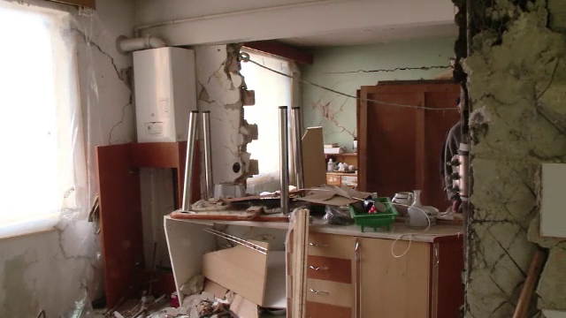 Locatarii blocului din Brasov afectat de explozie, ajutati de jandarmi sa scape de moloz. Cand vor avea din nou caldura