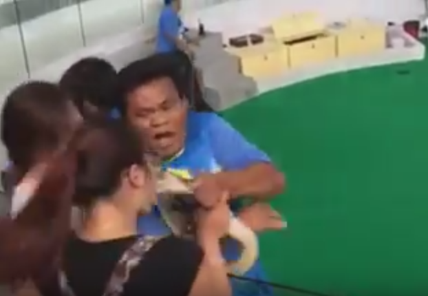 Spectatorii au inceput sa tipe. O chinezoaica a fost muscata de nas de un piton in timpul unui show. VIDEO