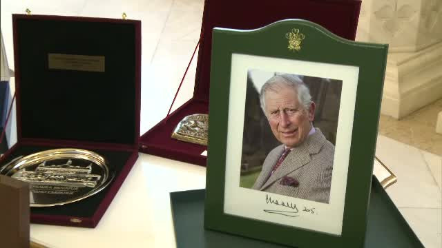 Cadourile primite de Klaus Iohannis in primul an de mandat. Cel mai pretios dar vine de la printul Charles