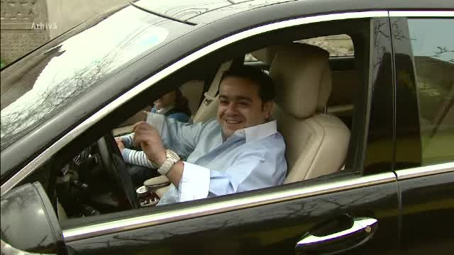 Una din firmele lui Adi Minune, executata silit. Celebrul manelist a uitat sa dea o "dedicatie" la bugetul de stat