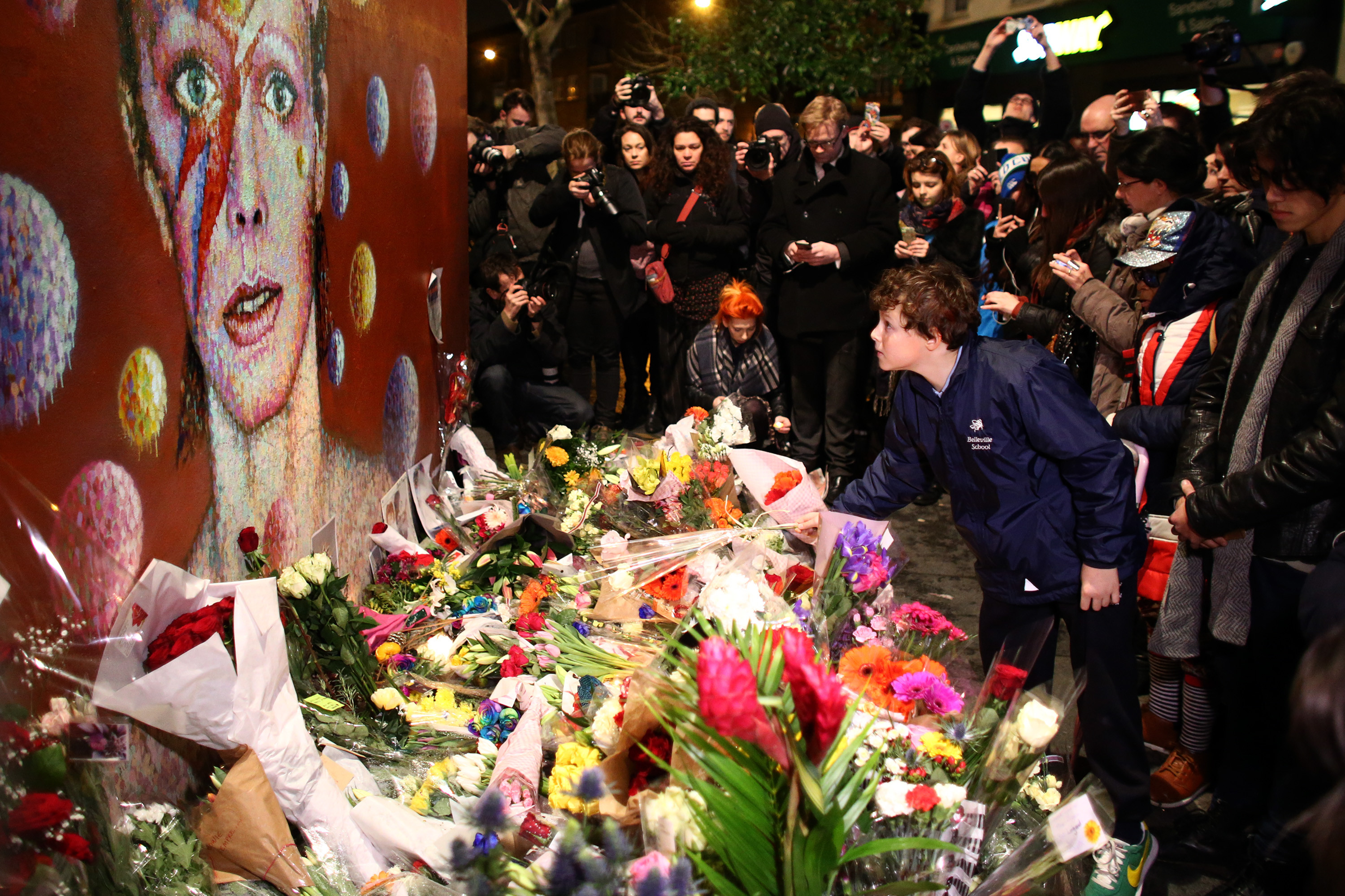 Artistul cu o mie de chipuri, comemorat la Londra, New York si Berlin. Fanii i-au cantat hiturile, in semn de ramas bun