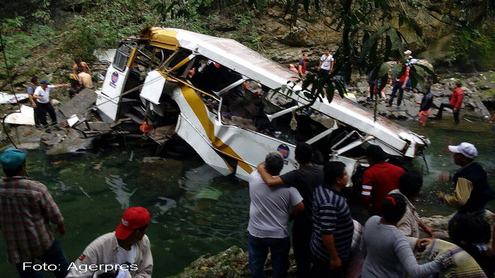 Grav accident in Mexic. 21 de morti si 13 raniti dupa ce un autocar cu fotbalisti s-a prabusit de pe un pod. VIDEO