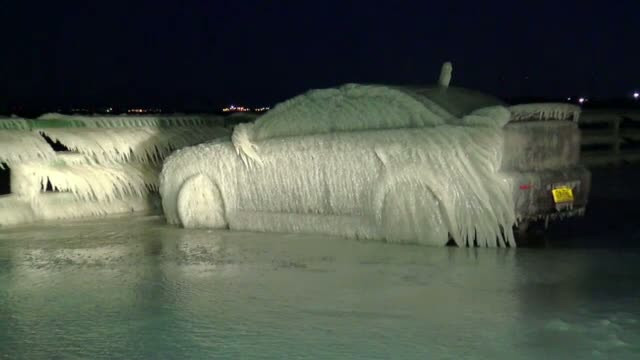 Un sofer din New York si-a parcat masina langa o intindere de apa. La intoarcere a gasit un bloc de gheata
