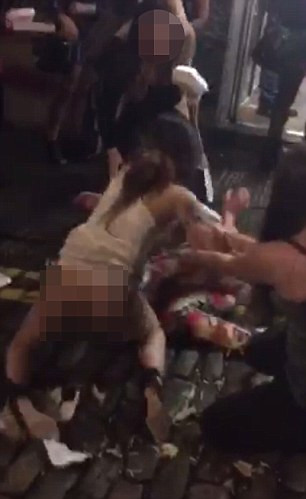 S-au luat la bataie in plina strada, iar imaginile au ajuns pe Facebook. Una dintre tinere nu purta lenjerie intima