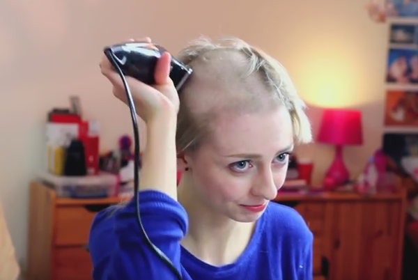 O tanara s-a filmat in timp ce se rade in cap si a publicat imaginile. Motivul pentru care a recurs la acest gest dramatic