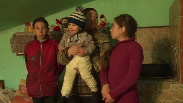 O familie cu 7 suflete a ramas fara casa, dupa ce locuinta a fost distrusa de incendiu. Traiesc acum intr-o bucatarie de vara