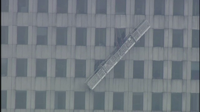 Spalau geamuri la etajul 71 al unui zgarie-nori din SUA, cand a cedat platforma cu ei. Cum au fost salvati cei doi barbati