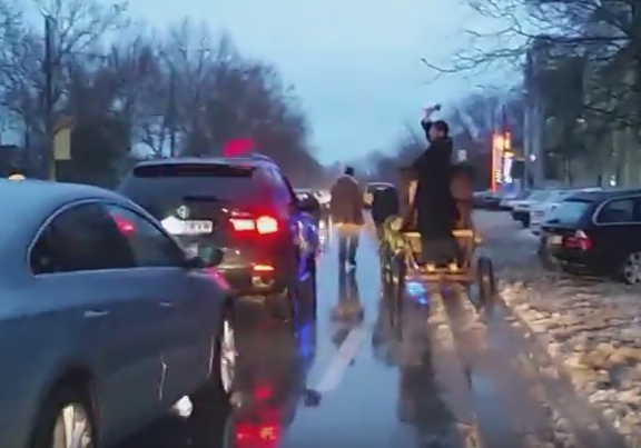 Imagini incredibile, in Constanta, de Boboteaza. Ce le-a facut soferilor acest preot, escortat de o masina a Politiei. VIDEO