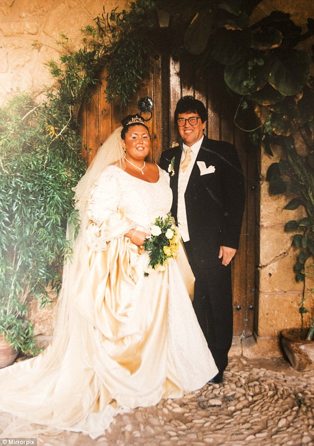 A slabit 70 de kilograme intre cele doua nunti. Cum arata in ziua in care a imbracat a doua oara rochia de mireasa