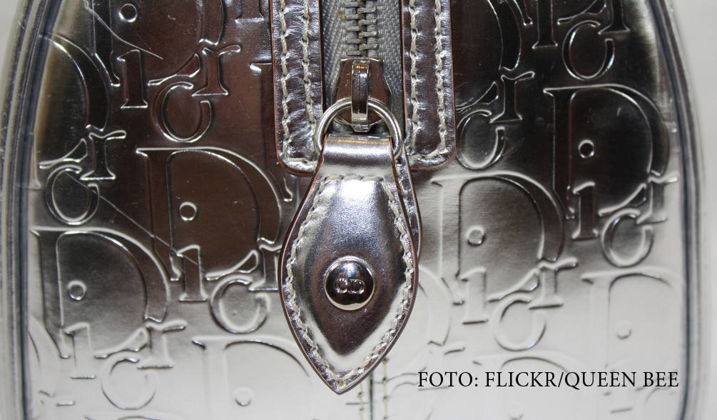 O femeie din Rusia s-a trezit cu masina sparta de hoti, din cauza unei genti de 4.000 de dolari. Ce meserie avea pagubita