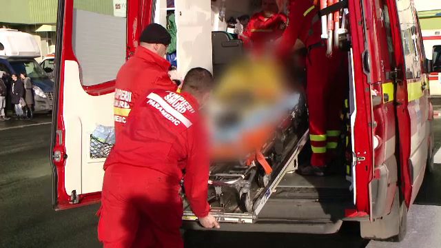 Explozie puternica intr-un apartament din Resita. Un fost antrenor de fotbal, grav ranit dupa ce a vrut sa aprinda aragazul