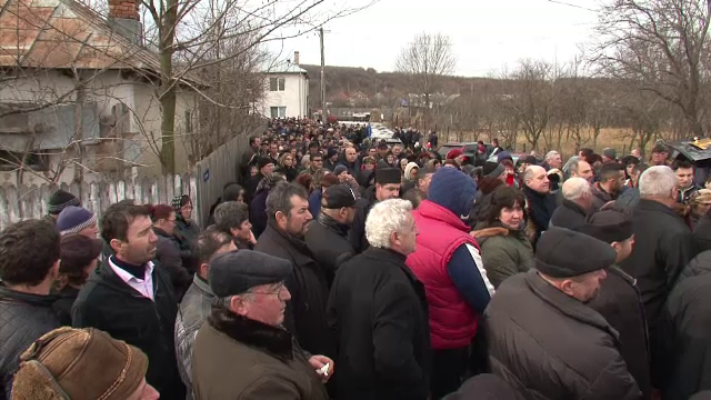 Primarul din Olt, impuscat mortal la vanatoare, a fost inmormantat. Peste 1000 de oameni au venit sa isi ia ramas bun