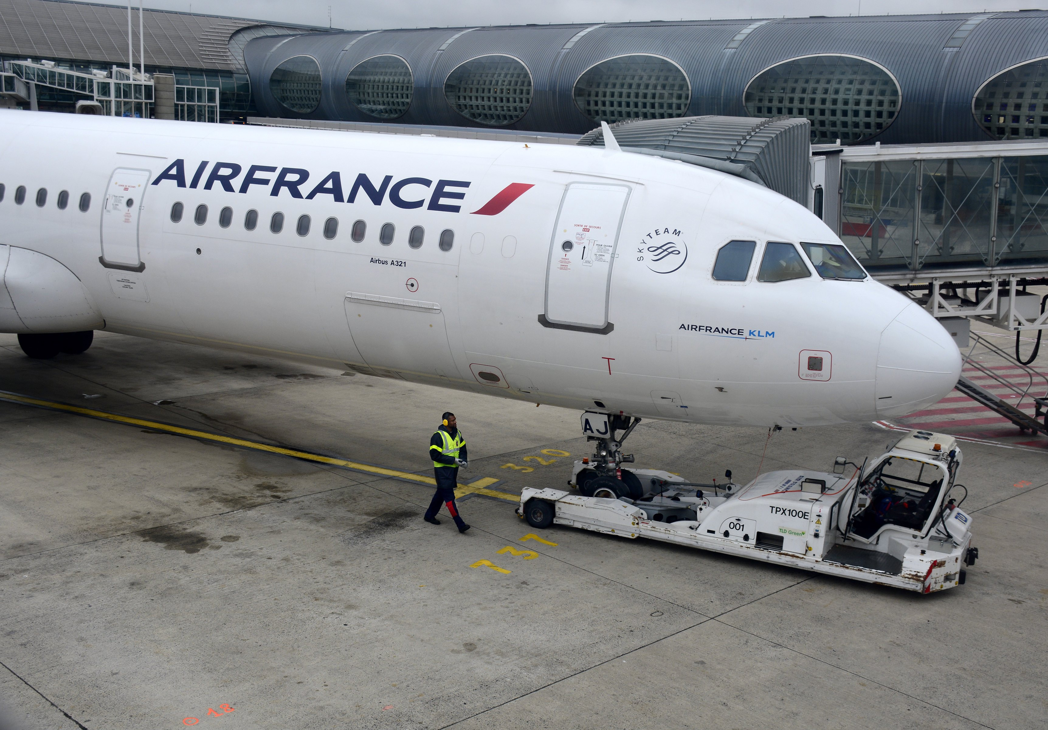 Zborurile din Europa, afectate de grevele din Franța și Germania