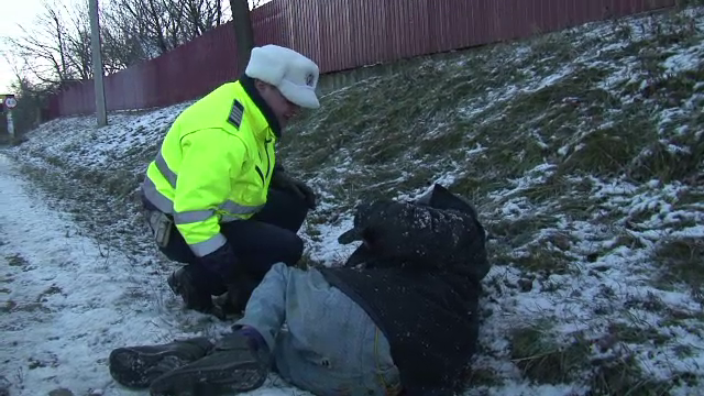 Nepasarea, ilegala in noul Cod Penal. Ce risca un tanar care si-a lasat amicul sa moara pe marginea drumului