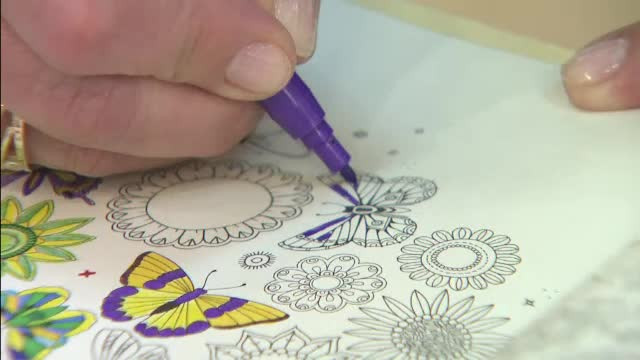 Cartile de colorat ii scapa de stres pe adulti. Ce spun psihologii despre aceasta activitate tot mai populara la nivel global