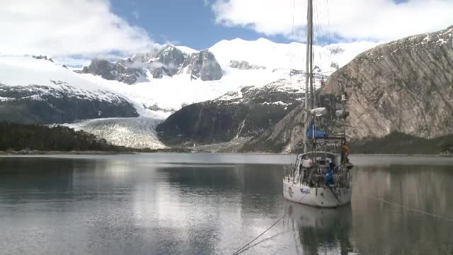 Un roman si-a luat sotia si a refacut traseul din "Toate panzele sus". Aventurile prin care a trecut in calatoria sa
