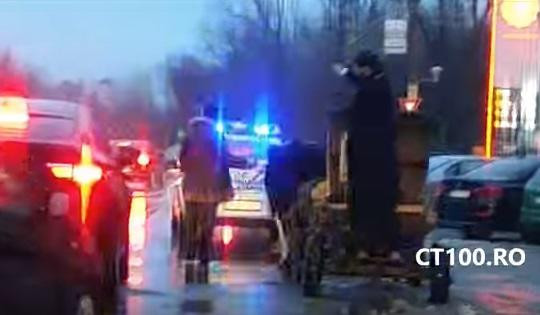Imaginile anului in Constanta: un preot sfinteste masinile cu agheasma dintr-o caruta cu girofar aflata in trafic VIDEO
