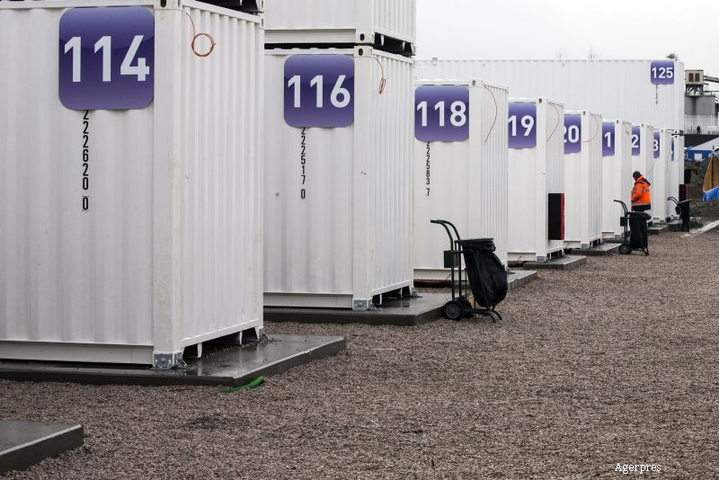 Autoritatile franceze vor sa distruga cu buldozerele corturile din Calais. Cum arata casele in care migrantii refuza sa stea