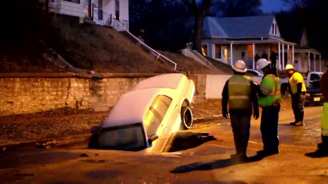 Clipe de groaza pentru o soferita din SUA. Pamantul s-a surpat sub masina ei si a cazut intr-o groapa