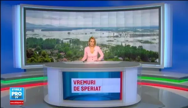 Imagini cu prapadul facut de inundatii si vijelii in nord-vestul tarii. Un brad de 12 metri s-a prabusit peste un bloc