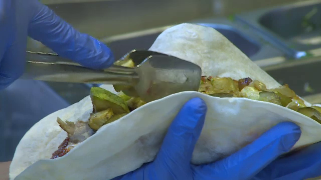 Restaurantele fast-food deschise non-stop, pline de tineri toata noaptea. Avantajele unei mese tarzii, in Capitala