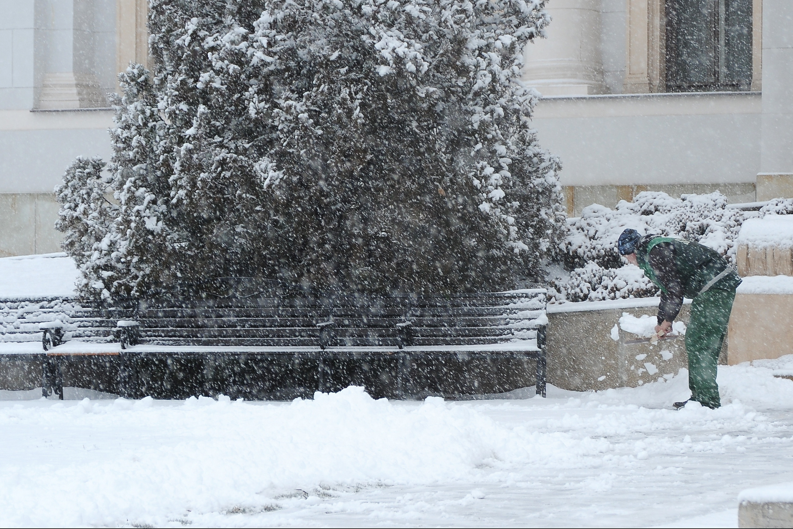 Vremea se raceste de la noapte si se intorc ninsorile. Prognoza METEO pentru urmatoarele zile