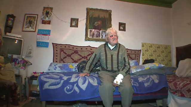 Patru hoti au intrat noaptea, in casa, peste doi batrani si le-au furat banii de inmormantare. "Au tabarat pe mine"