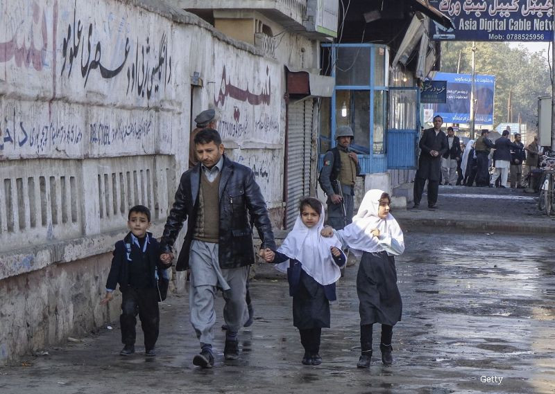 Povestea din spatele celei mai emotionante fotografii ale zilei. Un tata afgan isi consoleaza fiica dupa un atac sinucigas