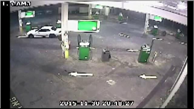 A mers sa plateasca la benzinarie si era sa ramana fara masina. Cascadoria geniala facuta de un australian impotriva unui hot