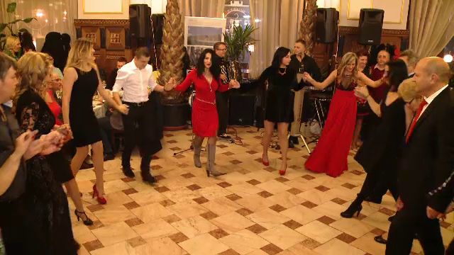 Crestinii de rit vechi au sarbatorit Anul Nou. Traditia paharelor sparte la sarbi si petrecerea studentilor moldoveni