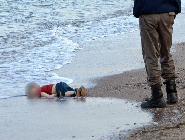 Charlie Hebdo starneste un nou scandal. Caricatura care sugereaza ca baietelul sirian mort in Turcia ar fi ajuns un hartuitor