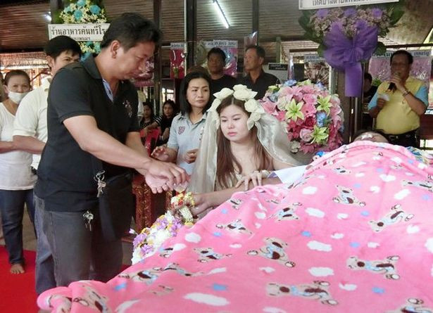 Ceremonie macabra in Thailanda. O tanara s-a maritat cu iubitul mort, in ziua inmormantarii acestuia. VIDEO