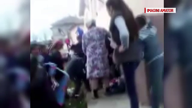 Circ in fata unui liceu din Constanta. Oameni nevoiasi s-au batut pe hainele donate de angajati