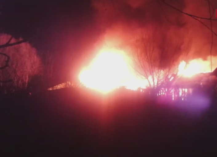 Doua pensiuni din Delta, facute scrum intr-un incendiu. Pompierii au ajuns dupa 2 ore pentru ca nu au salupe de mare viteza
