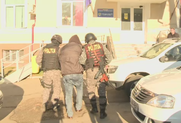 Patru barbati eliberati din inchisoare inainte de Craciun, prinsi dupa ce au spart mai multe locuinte. Cum intrau in blocuri
