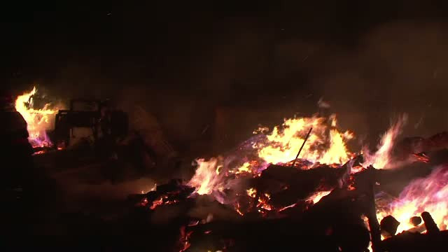 Incendiu violent la un depozit de lemne din Botosani. Flacarile, care depaseau 10 metri inaltime, amenintau doua gospodarii