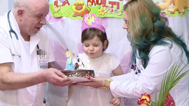 Flori, fata care a fost hranita de parinti doar cu pufuleti si ceai, a implinit 6 ani. Medicii, gata sa se judece cu tatal ei