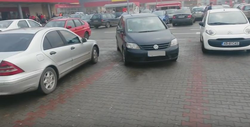 Cadoul primit de un sofer din Romania, care a reusit "performanta" de a parca pe trei locuri. VIDEO