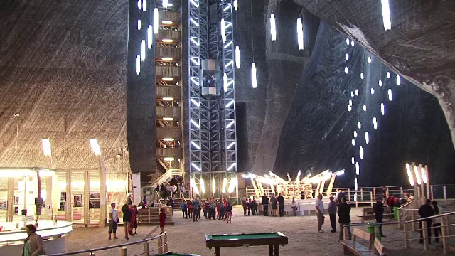 Investitiile de milioane de euro au transformat salinele in adevarate oaze de relaxare. 500.000 de turisti vin aici anual