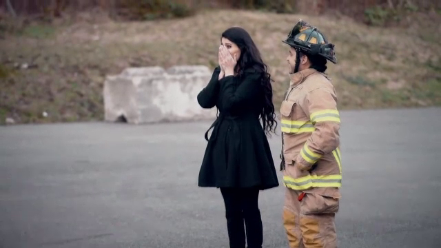 Gestul incredibil prin care un pompier american si-a cerut iubita romanca in casatorie: "Mai bine de atat nu se putea!"