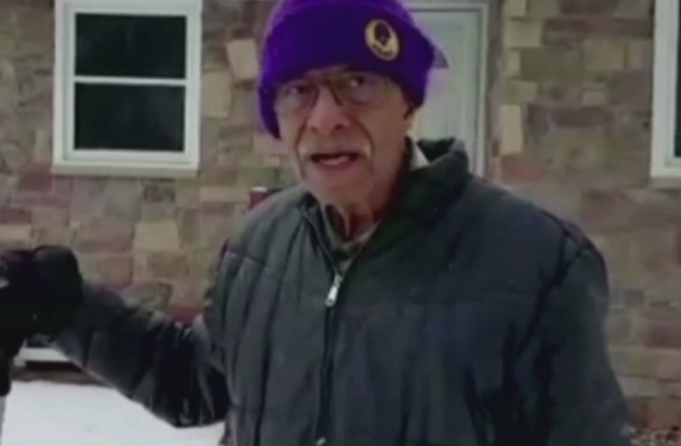 Batranul de 101 ani care a devenit vedeta pe internet dupa ce a fost filmat cum curata zapada din fata casei sale