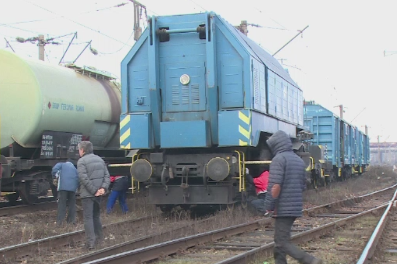 Trafic feroviar blocat. Un marfar cu 33 de vagoane a deraiat in Hunedoara si a lovit un stalp de inalta tensiune
