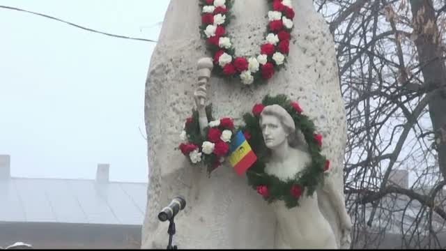 Solutia gasita de autoritatile din Galati pentru ca mana de la statuia lui Mihai Eminescu sa nu mai fie furata