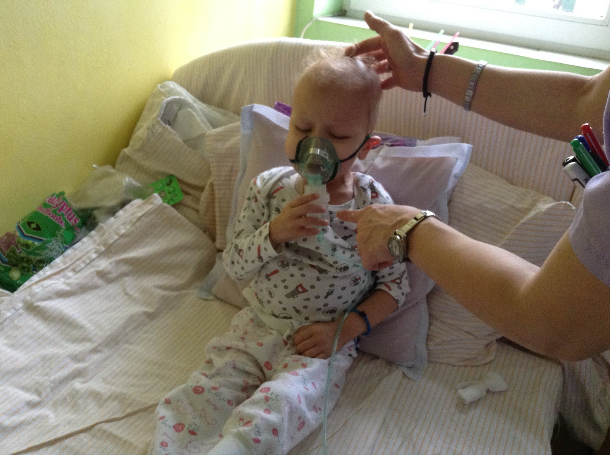 Un baietel de 3 ani care sufera de o forma rara de leucemie are nevoie de ajutor. "Cu o zi inainte se juca, radea"