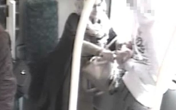 Momentul in care o femeie a vrut sa injunghie un tanar de 15 ani a fost suprins de camere. Cine l-a salvat de la moarte