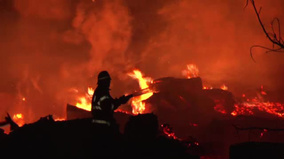 Incendiu urias, la un depozit de cherestea din Neamt. Flacarile s-au vazut de la 10 kilometri