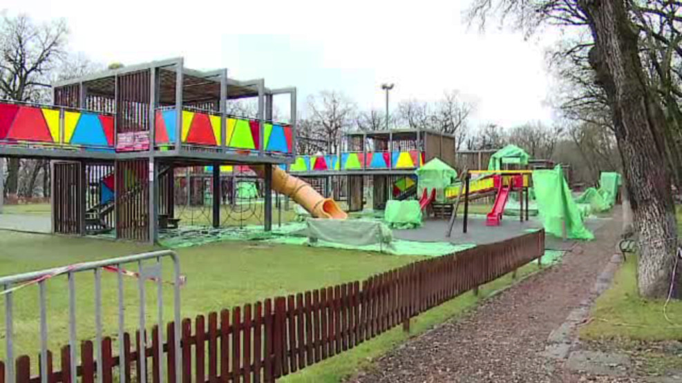 Orasul din Romania unde copiii nu au voie sa se joace in parc iarna. Motivul pentru care autoritatile au pus folie pe banci