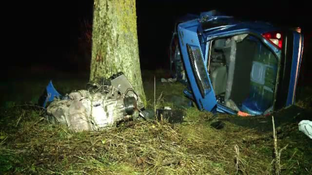 S-au rasturnat cu masina, dar au scapat cu viata. Autoturismul s-a dezmembrat in urma accidentului
