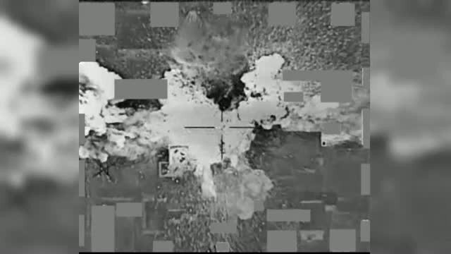 Momentul in care mai multe camioane ale Statului Islamic sunt aruncate in aer, in Siria, de catre fortele speciale britanice
